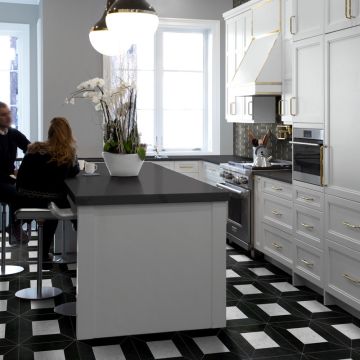 Delano Solid | Carrara Claro Light - Nero Marquina | Art of Deco Marble Tile